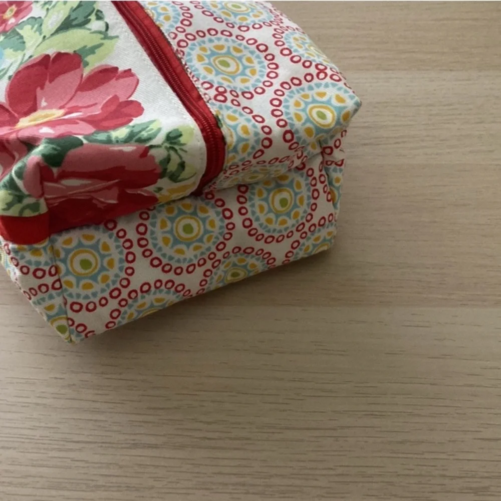 NWOT Set of 2 flora makeup or toiletry bags, large 12” small 10”, matching set